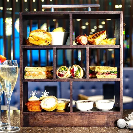 Doubletree By Hilton מלון לידס